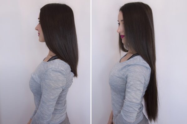 Oldalnézetből készült kép egy nőről, aki szürke felsőt visel, és hosszú, egyenes haja van. A bal oldali képen a haja vállig ér, míg a jobb oldali képen a haja derékig ér. A kép a hajhosszabbítás előtti és utáni állapotot mutatja be.